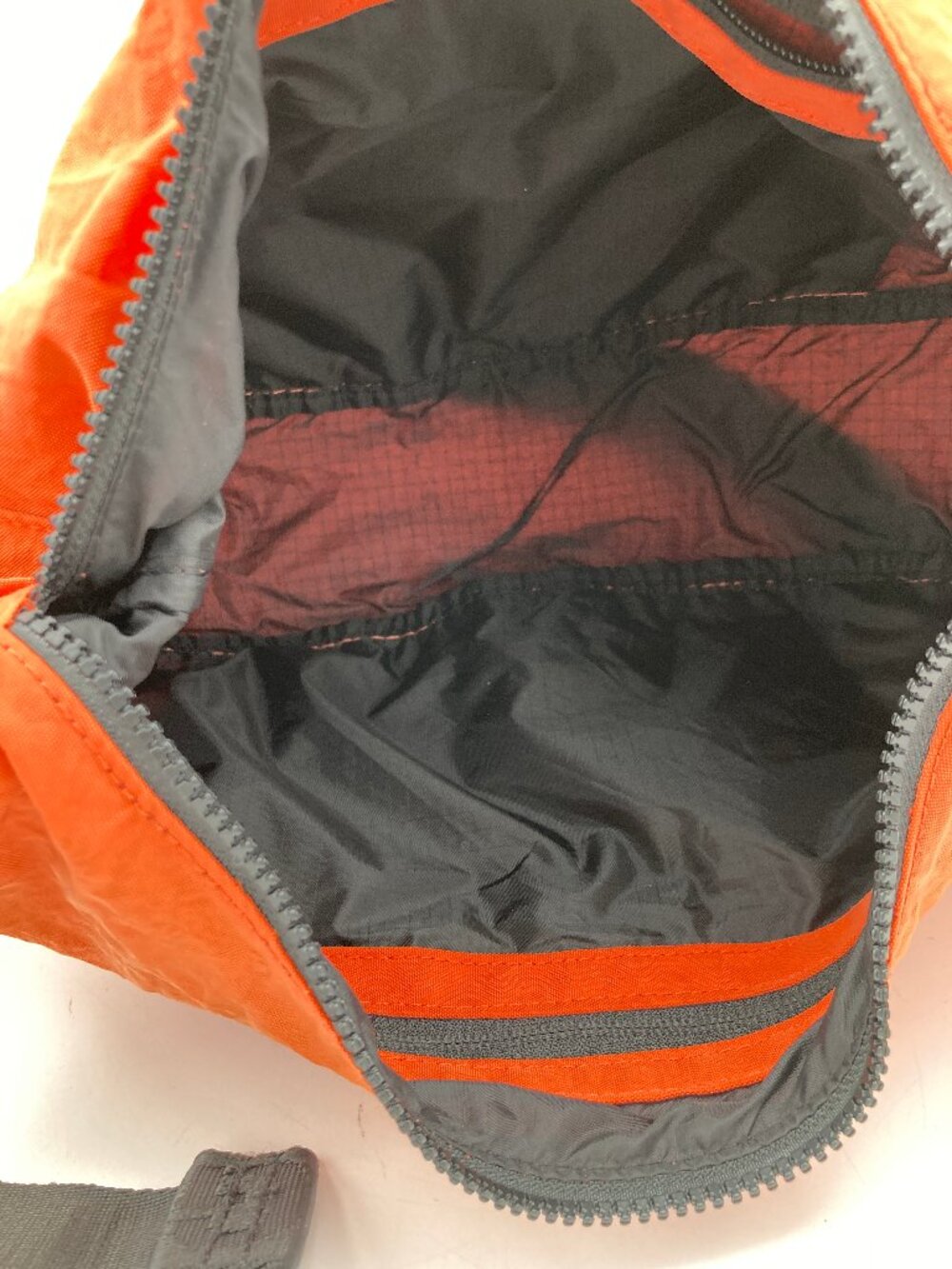 BAGGU Medium Nylon Crescent Bag in Nasturtium - Picture 6 of 7